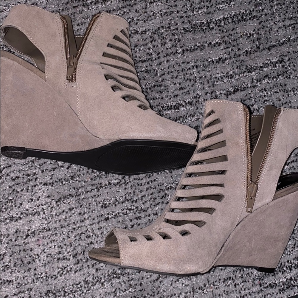 🤩Steve Madden wedge tan sandal. NWOT or box‼️